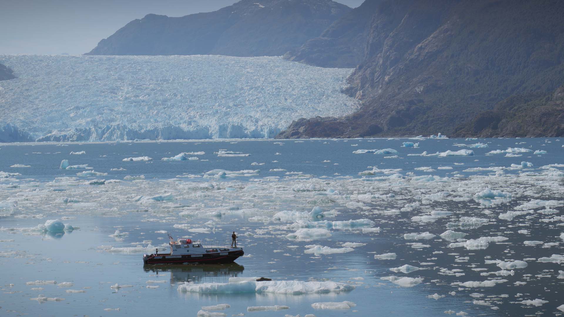 PATAGONIA_Far South_Boat at bottom of ice floes